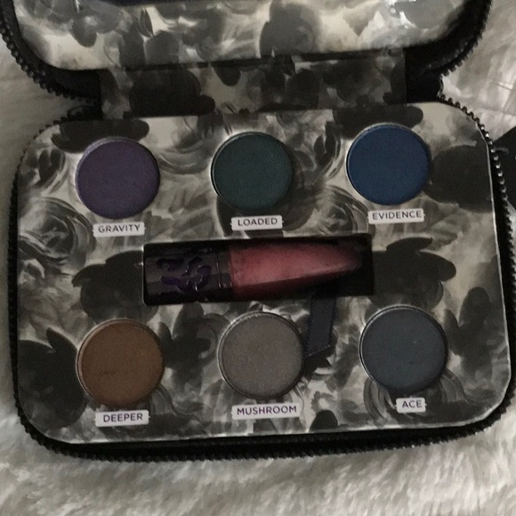 NIB Urban Decay The Dangerous Palette - Picture 2 of 11